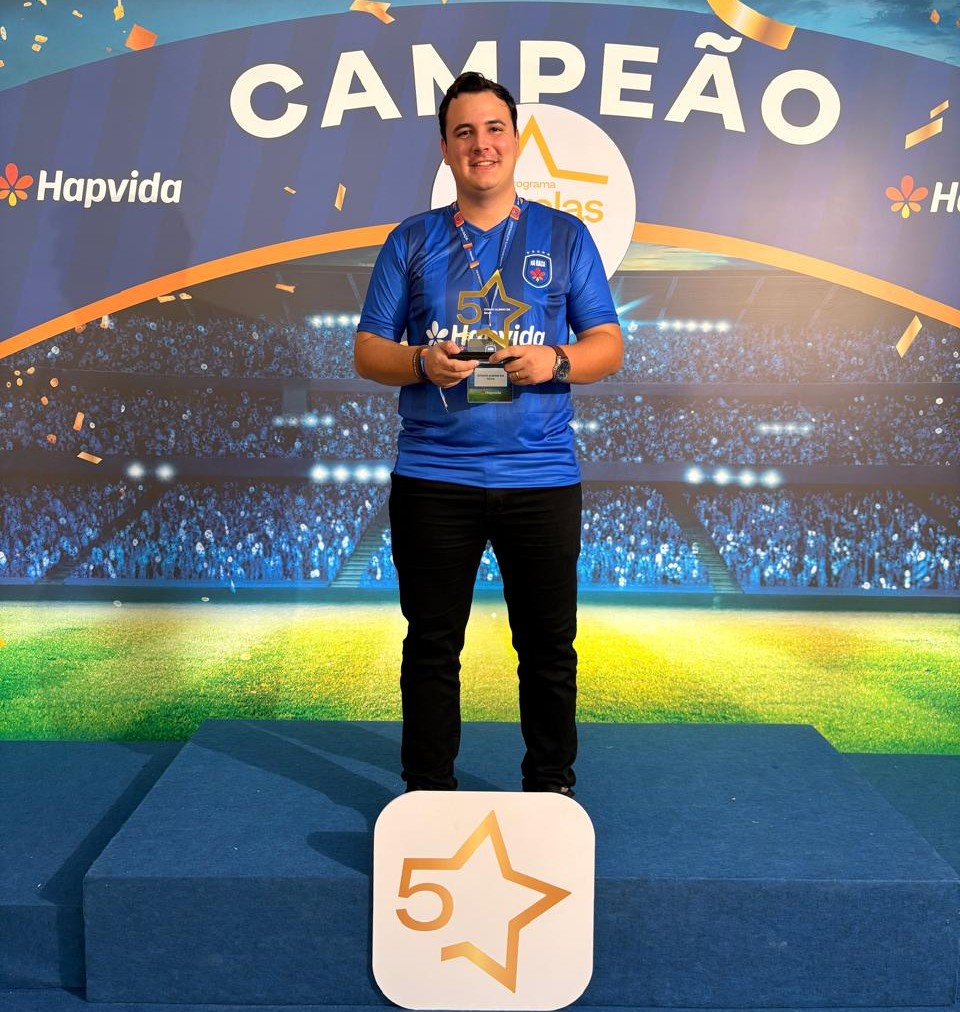 Otávio Albino, especialista PlanohAp, no palco da premiação Vendedor 5 Estrelas Hapvida
